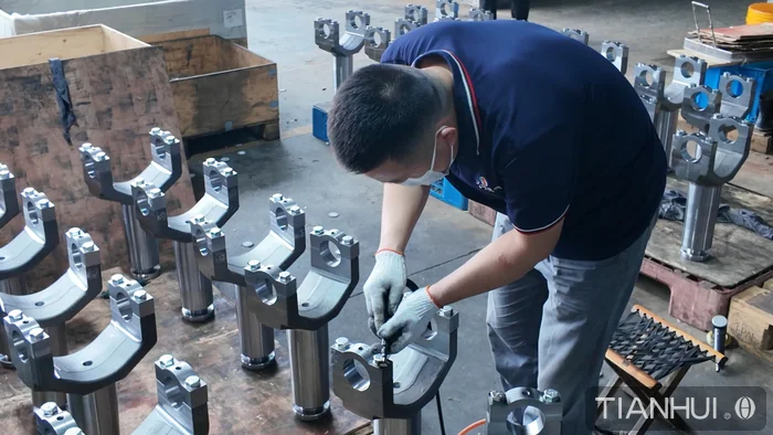 Log 7: 250 Agricultural Machinery Fork Components Shipped to John Deere(pic2) Worker checking agricultural machinery fork components before shipment