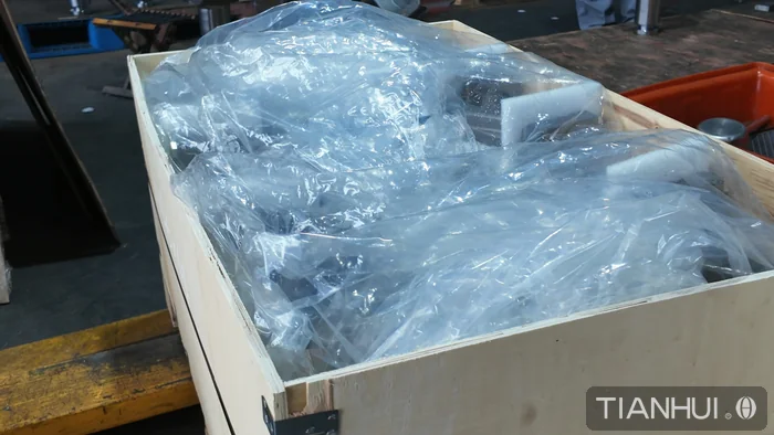 Log 7: 250 Agricultural Machinery Fork Components Shipped to John Deere(pic13) Wooden case prepared for sea freight shipment of agricultural parts