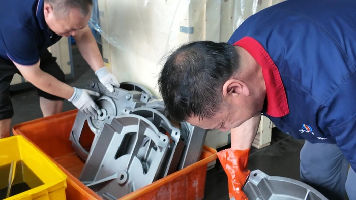 Log 10 : 600 Cutting Machine Housings Shipped to France(pic4) operators checking cutting machine housings before shipment