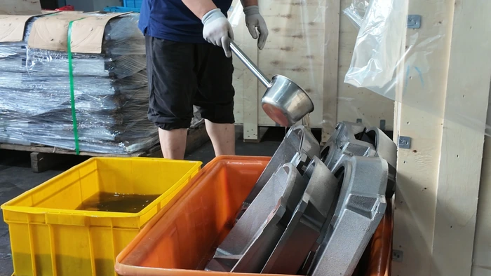 Log 10 : 600 Cutting Machine Housings Shipped to France(pic5) final handling of cutting machine housing before sea freight